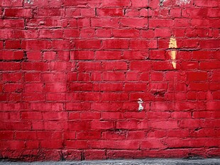 鲜艳红砖墙纹理特写