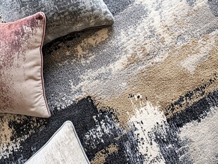 多彩抱枕搭配抽象风地毯