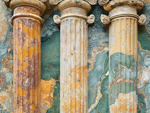 古老斑驳的罗马风格石柱