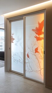 枫叶图案玻璃推拉门