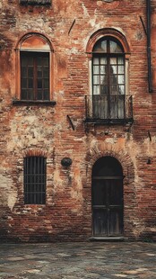 古老斑驳的红砖建筑一角