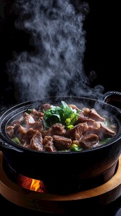 热气腾腾的美味炖牛肉锅