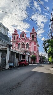 粉色教堂坐落于宁静街道
