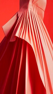 红色褶皱时尚礼服特写