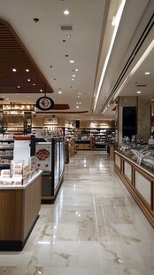 超市内部整洁商品陈列区