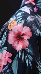 热带花卉印花服饰局部