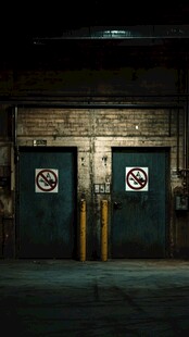 仓库内的双扇禁入之门