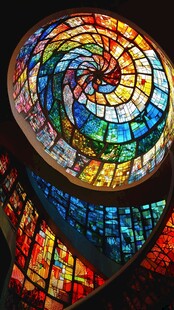 彩色玻璃螺旋穹顶之美