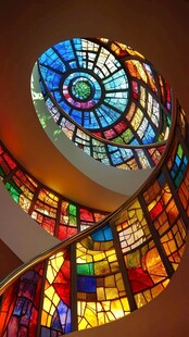 绚丽彩色玻璃旋转楼梯景观