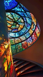 绚丽螺旋彩色玻璃楼梯