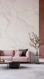 粉色沙发配大理石墙的客厅