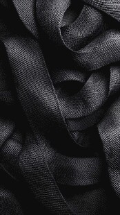 黑色褶皱织物纹理特写