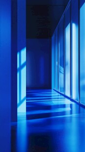 蓝色光影下的静谧走廊