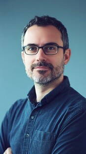 戴眼镜的男士肖像