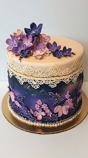 梦幻紫色花卉装饰艺术蛋糕