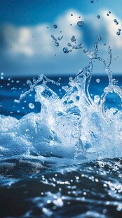 海浪飞溅的美妙瞬间