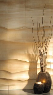 简约墙面旁的烛与枯枝摆件