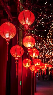 红灯笼装点的浪漫夜景