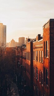 夕阳下的红砖建筑与高楼