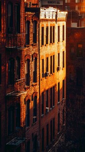 夕阳下的复古多层红砖建筑