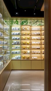 精致陈列的药品展示空间