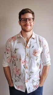 男士身着花卉衬衫微笑而立