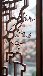 中式雕花窗棂上的梅花图案
