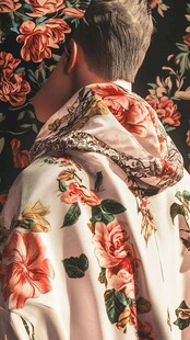 花卉图案服饰 背影魅力