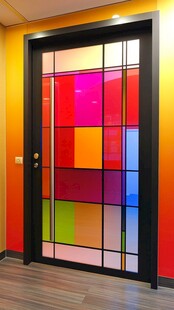 彩色玻璃门点亮室内空间