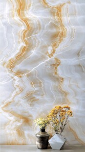 大理石纹理墙前的花瓶花卉