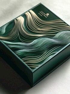 绿盒上的金色波纹精美设计