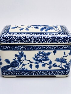 青花瓷花鸟纹方形瓷盒