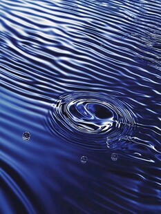 蓝色水面上的涟漪与水滴