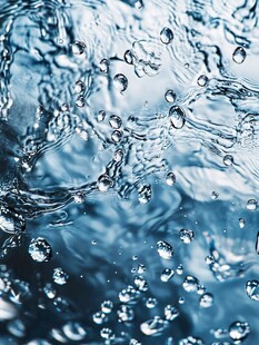 蓝色水波纹中的灵动气泡