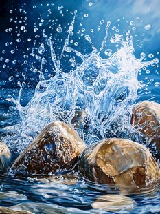 海浪拍击岩石的美妙瞬间