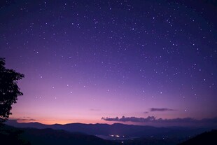 山间暮色星空浪漫景象
