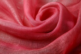 玫红色轻盈纱织物特写