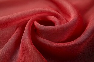 红色柔滑丝绸面料特写
