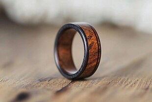 木质金属戒指特写