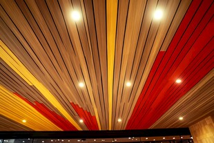 彩色条纹木质天花板设计