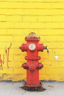 黄色墙前的红色消防栓