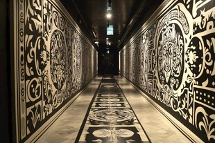 黑白花纹装饰的幽深走廊