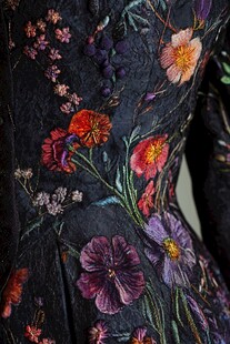 黑色华服上的绚烂花卉刺绣
