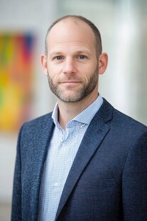 商务男士半身肖像照