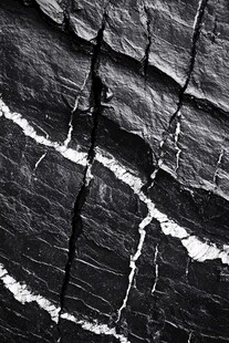 黑色岩石纹理特写