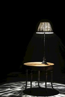 复古台灯照亮古朴小圆桌