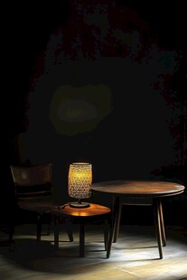 复古台灯照亮静谧角落