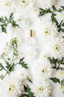 白花簇拥中的精致香水瓶