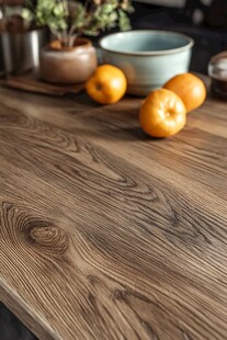木纹桌面上的橙色水果