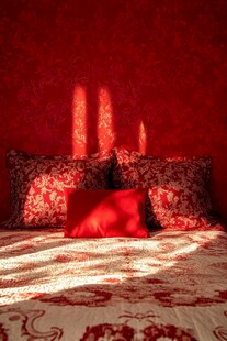 红墙下的温馨枕床